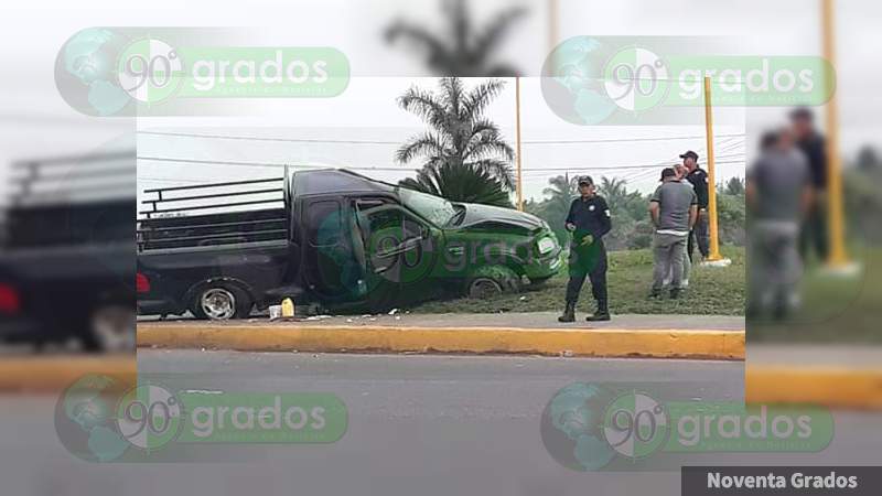 Volcadura de camioneta deja un lesionado en Nueva Italia 