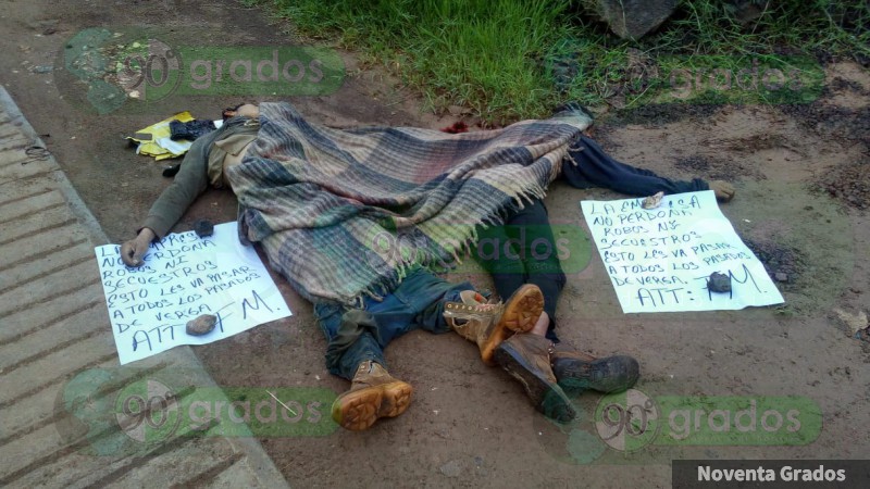 Tiran dos cadáveres junto a un mensaje en Tejupilco, Estado de México - Foto 2 