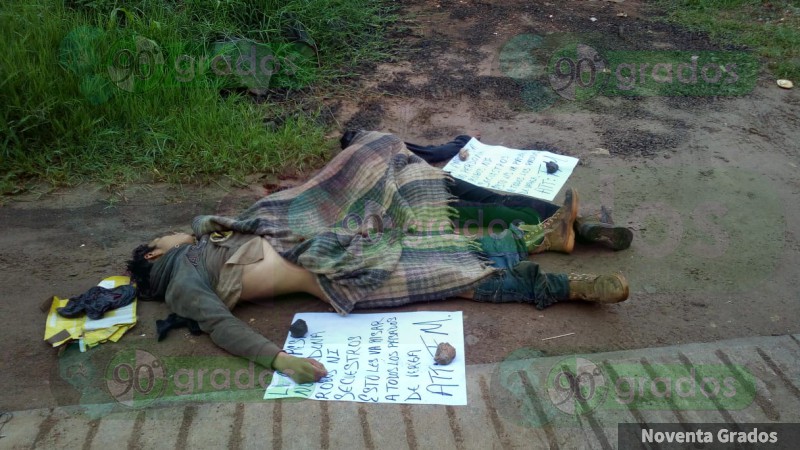 Tiran dos cadáveres junto a un mensaje en Tejupilco, Estado de México - Foto 3 