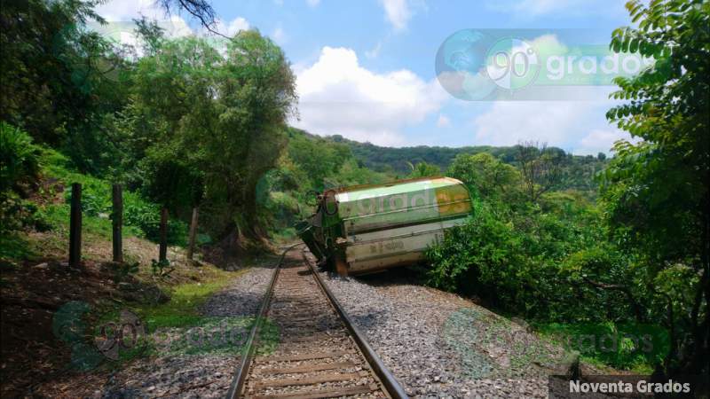 Se descarrilan siete vagones del tren en Taretan - Foto 3 