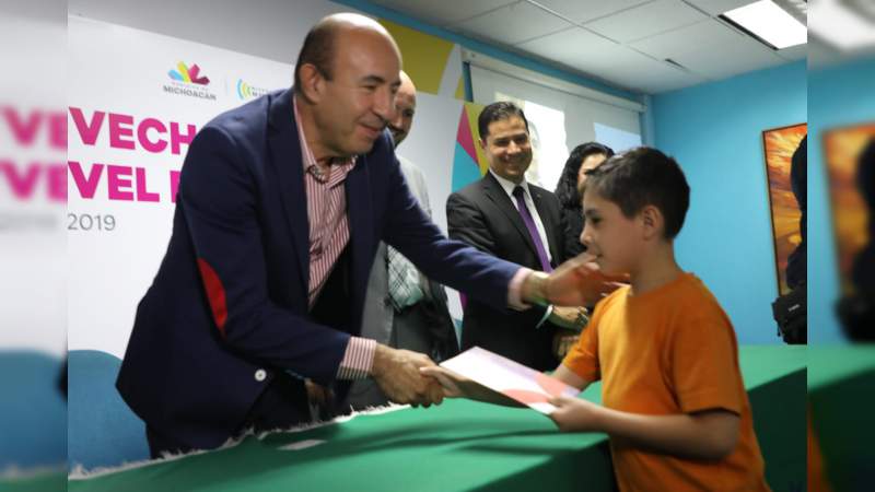Entrega SEE Becas de Aprovechamiento a niñas y niños de primarias 