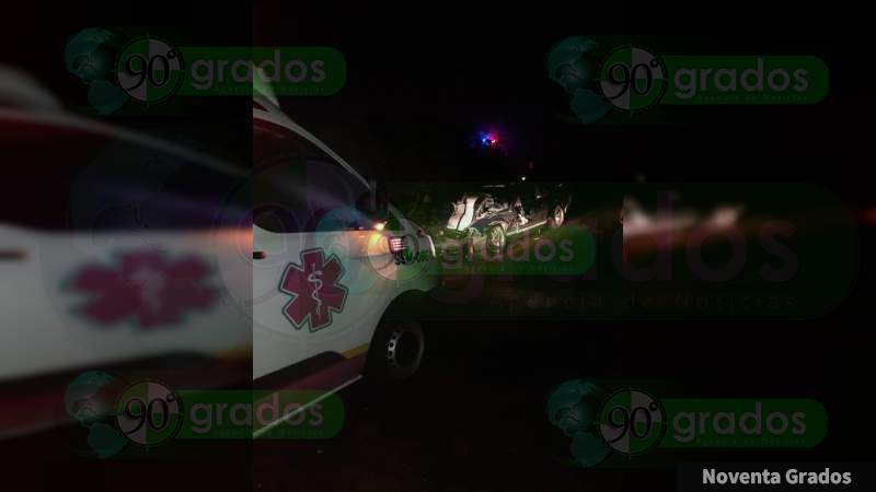 Tráiler impacta a un vehículo deportivo en la carretera Villa Madero-Carácuaro - Foto 2 