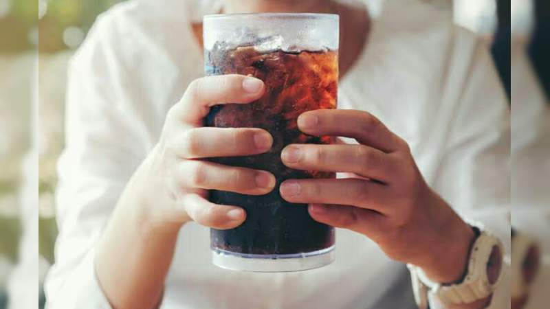 Beber más de un refresco al día podría provocar hígado graso 