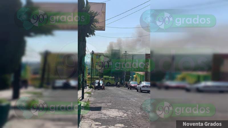 Atienden bomberos de Morelia, Michoacán, incendio en la colonia La Colina - Foto 0 