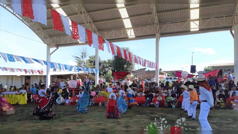 Se gradúan alumnos de escuelas antorchistas en el municipio de Uruapan 