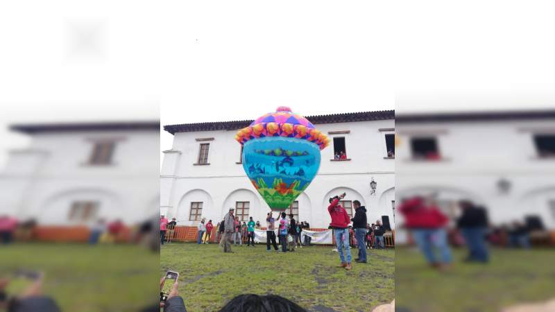  500 globos iluminaron el cielo de color y magia en el Cantoya Fest en Pátzcuaro, Michoacán - Foto 0 