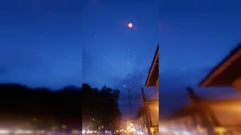  500 globos iluminaron el cielo de color y magia en el Cantoya Fest en Pátzcuaro, Michoacán - Foto 1 
