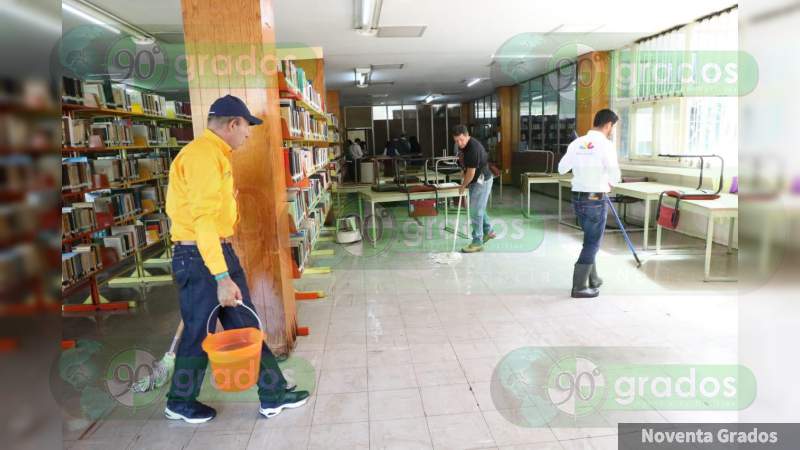 Personal de la SEE realiza limpieza en la Biblioteca Francisco J. Múgica 