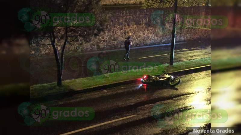 Sobre la calzada Benito Juárez muere un motociclista al derrapar en Uruapan, Michoacán - Foto 0 