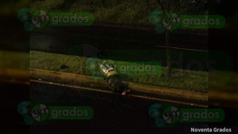 Sobre la calzada Benito Juárez muere un motociclista al derrapar en Uruapan, Michoacán - Foto 1 