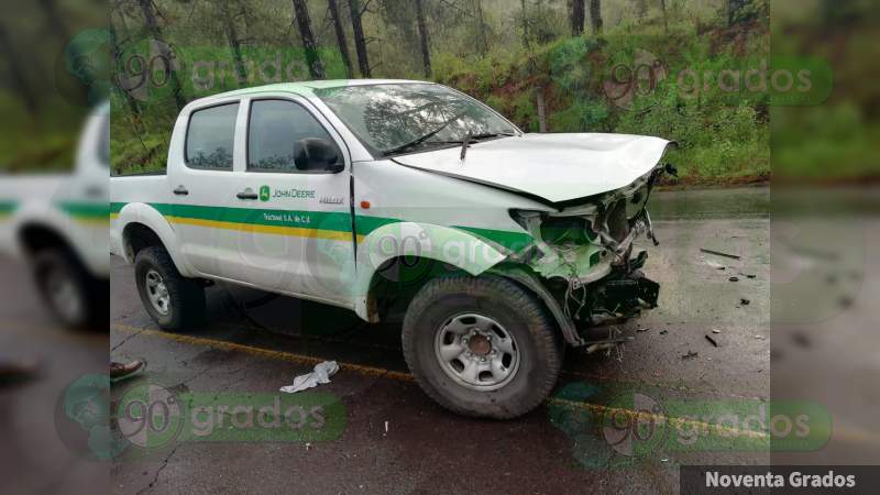Un muerto y tres heridos en choque rumbo a Los Reyes en Uruapan, Michoacán - Foto 1 
