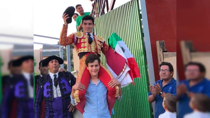 El moreliano Isaac Fonseca corta 2 orejas y sale a hombros en España 