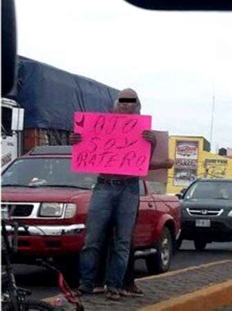 Detienen y exhiben públicamente a dos presuntos ladrones en Nueva Italia, Michoacán - Foto 0 