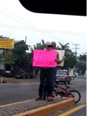 Detienen y exhiben públicamente a dos presuntos ladrones en Nueva Italia, Michoacán - Foto 1 