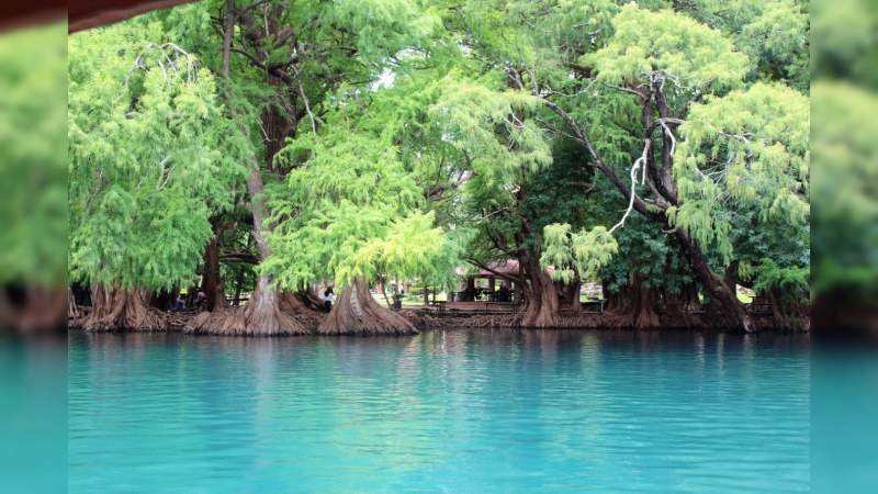 Lago de Camécuaro, el milagro michoacano azul turquesa que convida al amor - Foto 1 