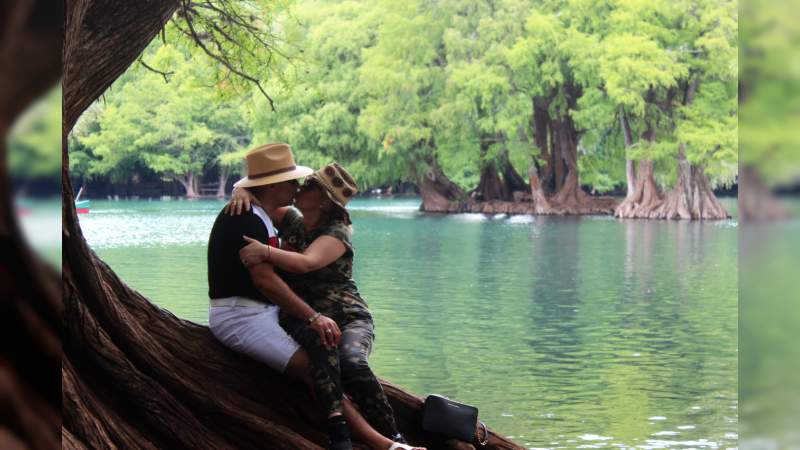 Lago de Camécuaro, el milagro michoacano azul turquesa que convida al amor - Foto 2 