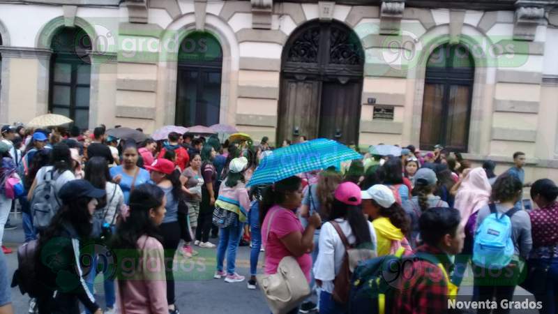 Normalistas se manifiestan frente al Congreso del Estado 
