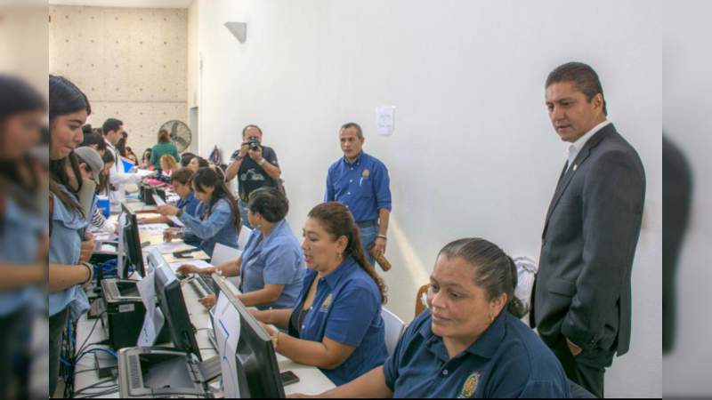 Rector de la UMSNH confía en que federación regularice becas de servicio social - Foto 0 