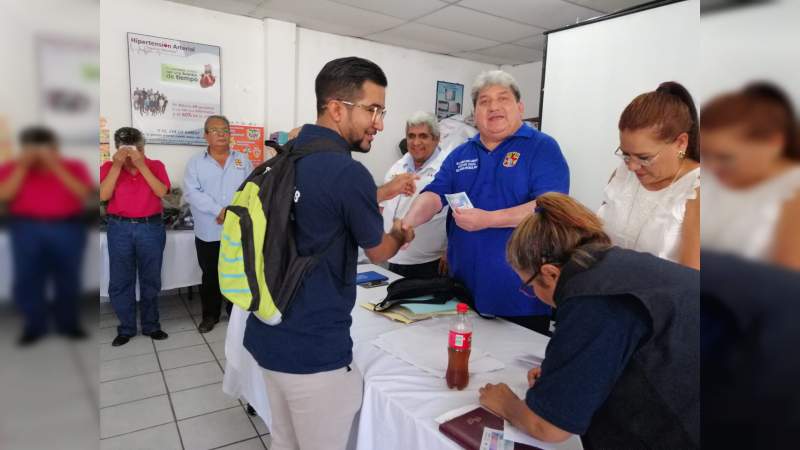 Resultado de luchas del SNTSA sección 21, trabajador salud de la región Apatzingán, reciben uniformes y estímulos de productividad 
