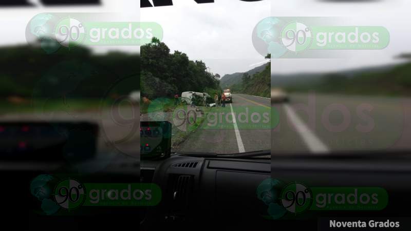 Fuerte choque en la autopista Siglo XXI deja una persona grave
