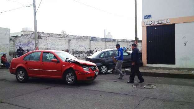 Chocan vehículos en la colonia Industrial de Morelia; hay dos lesionados - Foto 0 