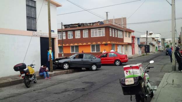 Chocan vehículos en la colonia Industrial de Morelia; hay dos lesionados - Foto 1 