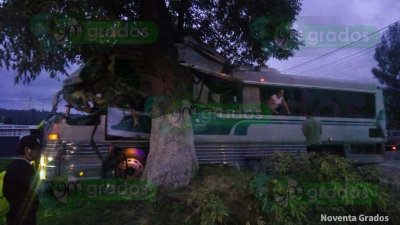 Deja nueve heridos choque de autobús contra un árbol en Chilchota, Michoacán - Foto 1 