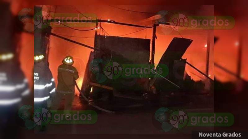 Incendio reduce a cenizas una vivienda en el centro de Apatzingán - Foto 0 