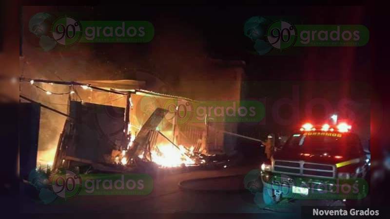 Incendio reduce a cenizas una vivienda en el centro de Apatzingán - Foto 1 