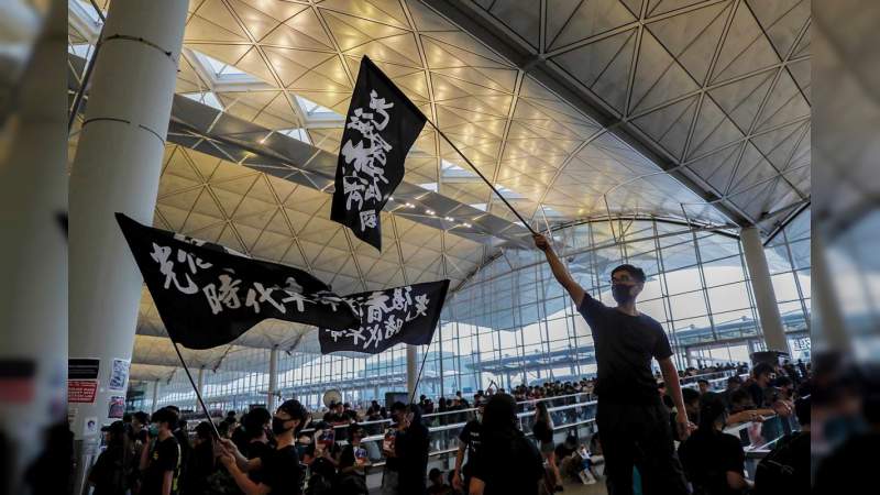 Miles de manifestantes bloquean el aeropuerto de Hong Kong 