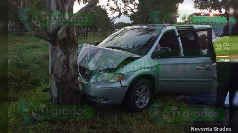 Conocido médico del IMSS sufre accidente sobre la carretera en Zamora, Michoacán - Foto 0 