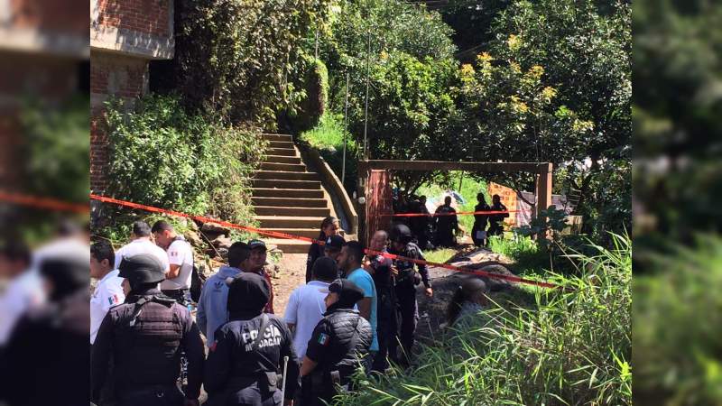 Muere un adolescente sepultado por alud de tierra en Uruapan, Michoacán 