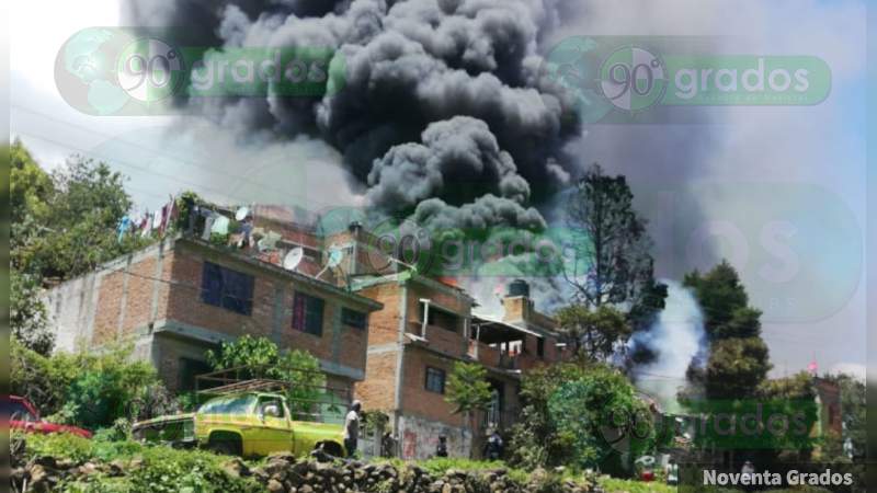 Controlan incendio de recicladora tras propagarse a viviendas contiguas en Zacapu, Michoacán - Foto 0 