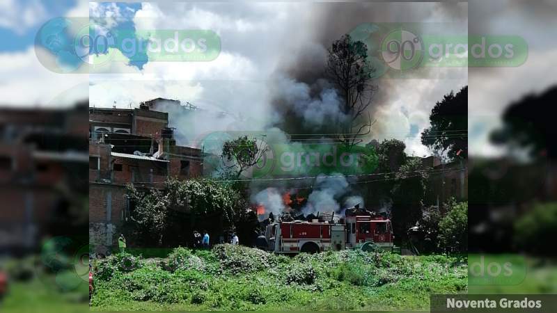 Controlan incendio de recicladora tras propagarse a viviendas contiguas en Zacapu, Michoacán - Foto 1 