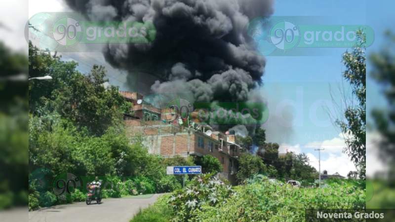 Controlan incendio de recicladora tras propagarse a viviendas contiguas en Zacapu, Michoacán - Foto 2 
