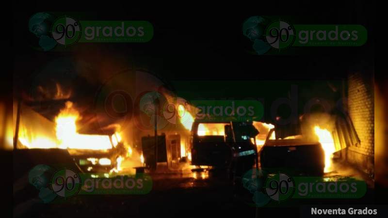 Un herido y cuantiosas pérdidas materiales en incendio de taller mecánico en Zamora, Michoacán - Foto 0 