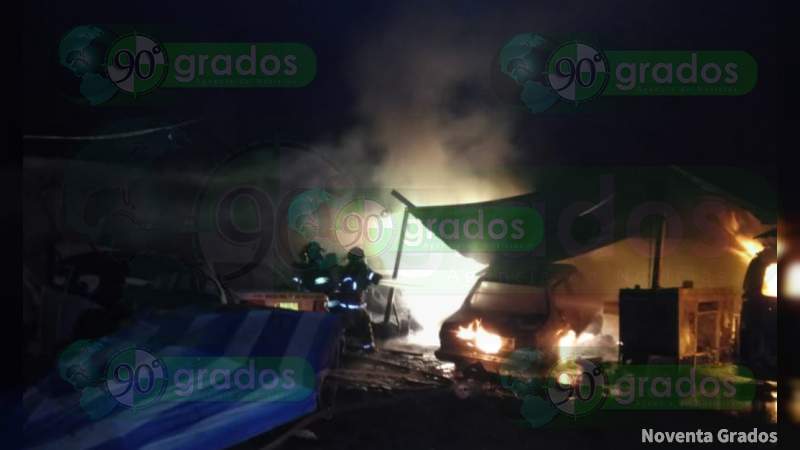 Un herido y cuantiosas pérdidas materiales en incendio de taller mecánico en Zamora, Michoacán - Foto 1 