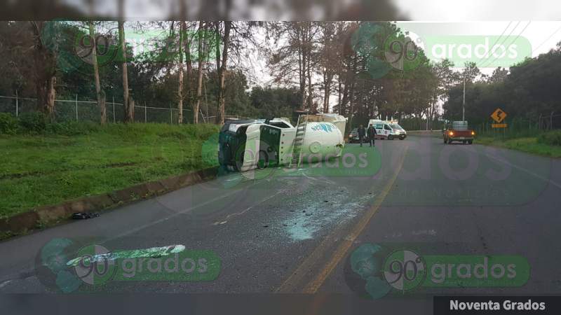 Se registra volcadura de pipa en la Uruapan - Los Reyes, en Michoacán 