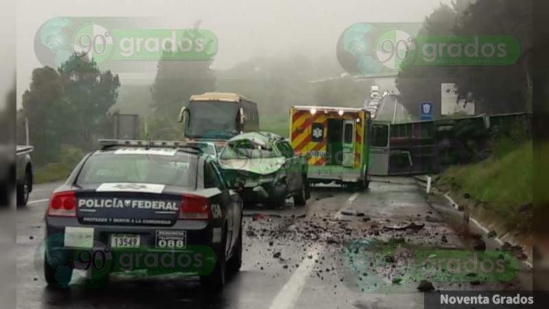 Choque entre vehículo compacto y tractocamión en La Huacana, Michoacán, deja un menor gravemente herido  