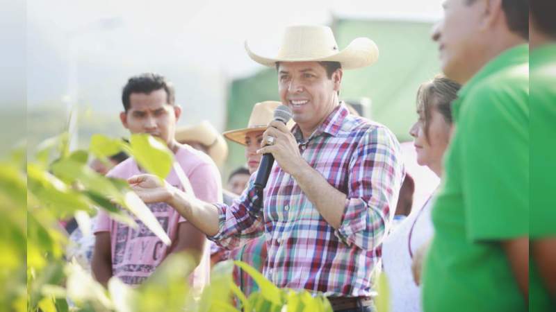 Toño García encabeza reforestación en la presa El Chihuero  