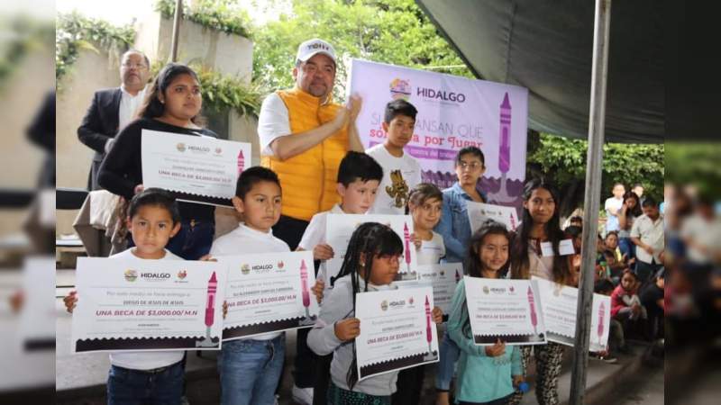 Tony Martínez entrega becas a niñas y niños en el municipio de Hidalgo, Michoacán - Foto 0 