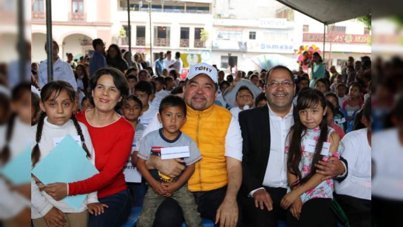 Tony Martínez entrega becas a niñas y niños en el municipio de Hidalgo, Michoacán - Foto 2 