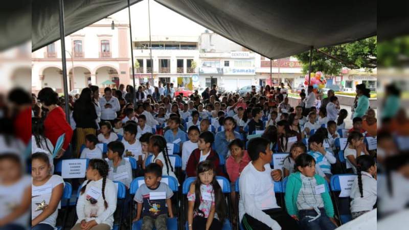 Tony Martínez entrega becas a niñas y niños en el municipio de Hidalgo, Michoacán - Foto 3 