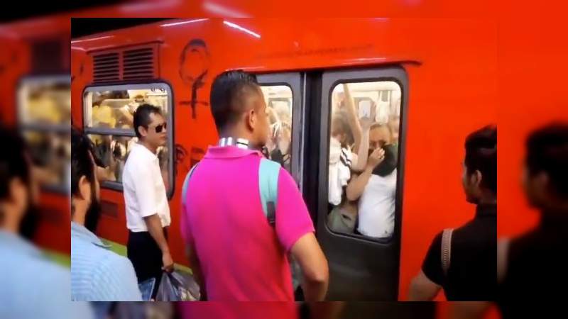 Hombres responden agresiones de feministas en el metro de la CDMX 
