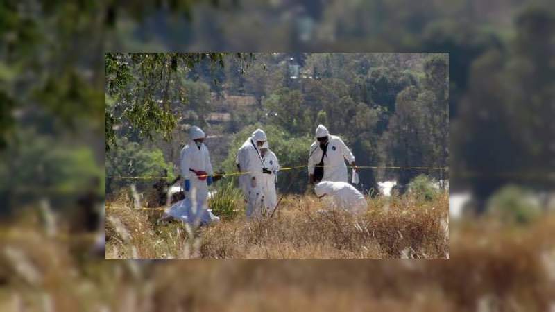 Hallan tres cadáveres en una fosa clandestina en Tarímbaro, Michoacán 