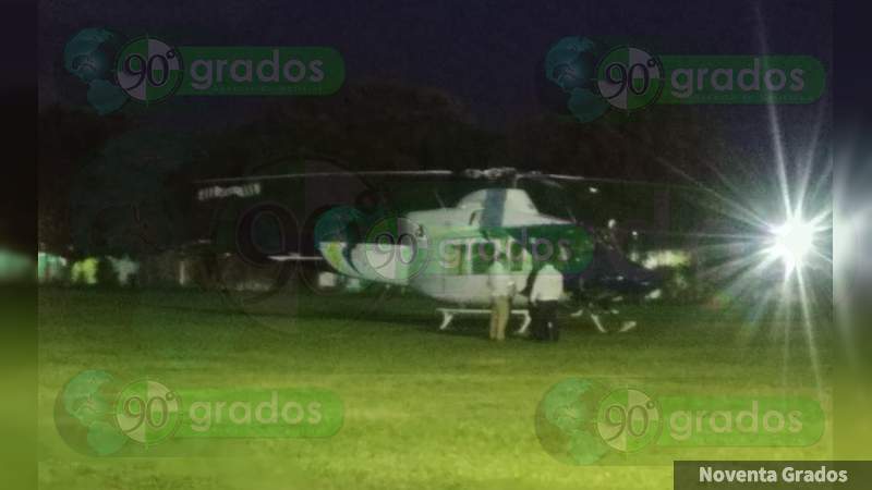 Aterriza de emergencia helicóptero en cancha de fútbol en Acámbaro, Guanajuato  - Foto 0 