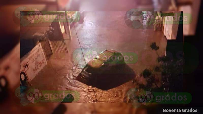 Fuerte tromba provoca desbordamiento de río en Los Reyes, Michoacán 