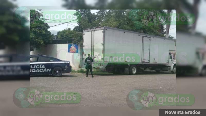 Recuperan tráiler tras ser robado en la carretera en Apatzingán, Michoacán 