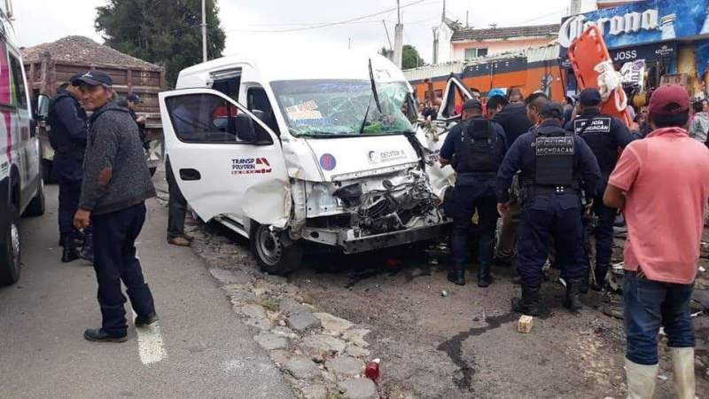 Choca camioneta del servicio público de Zitácuaro, Michoacán, hay ocho heridos, uno grave 