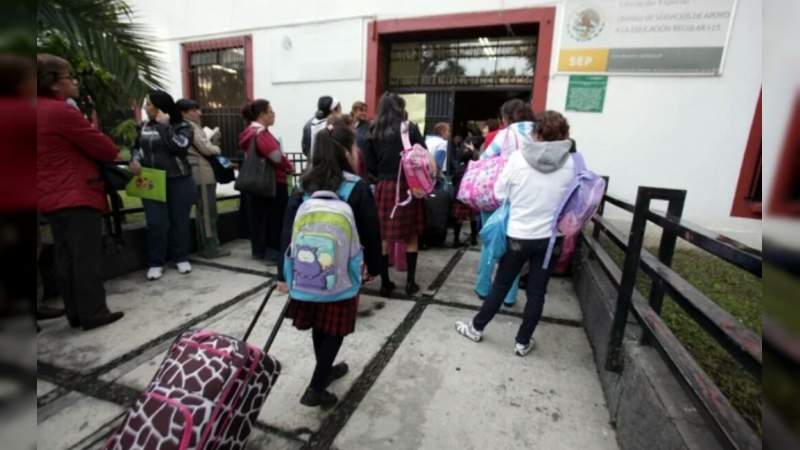 Más de 25 millones de alumnos regresan a clases este lunes  